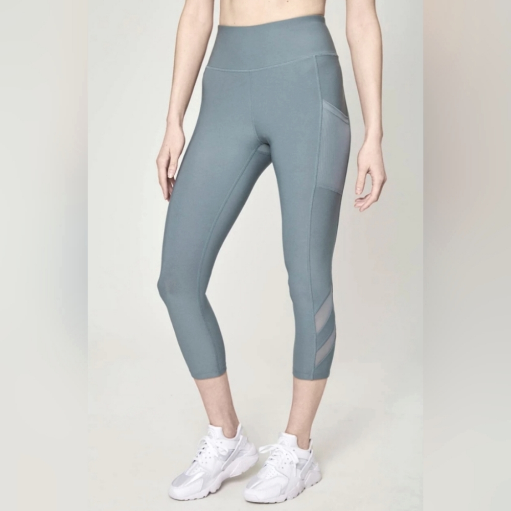 (M)🆕️🧘♀️Mondetta High waisted Capri Leggings🩶 Waist 14"×L31"